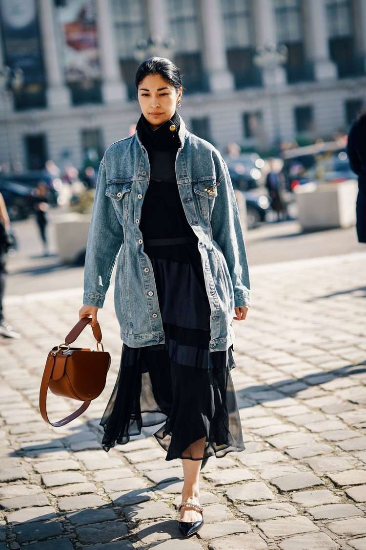 Skladaná sukňa kombinuje nadrozmernú rifľovú bundu