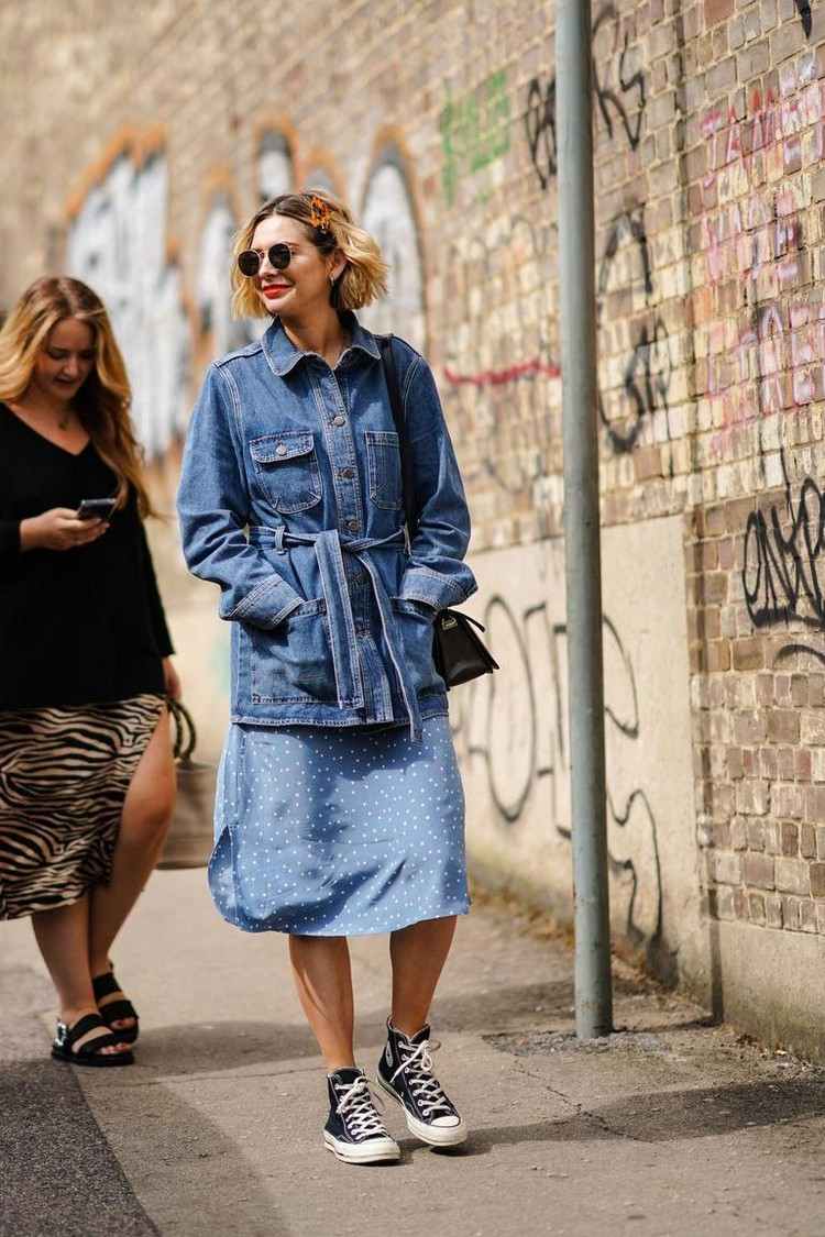 Slipdress outfit jarné módne trendy kombinujú oversize rifľovú bundu