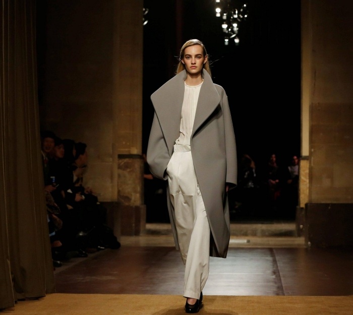 sivý nadrozmerný kabát od Hermes - Paris Fashion Week oversize-coat-trend-hermes-paris-fashion-week