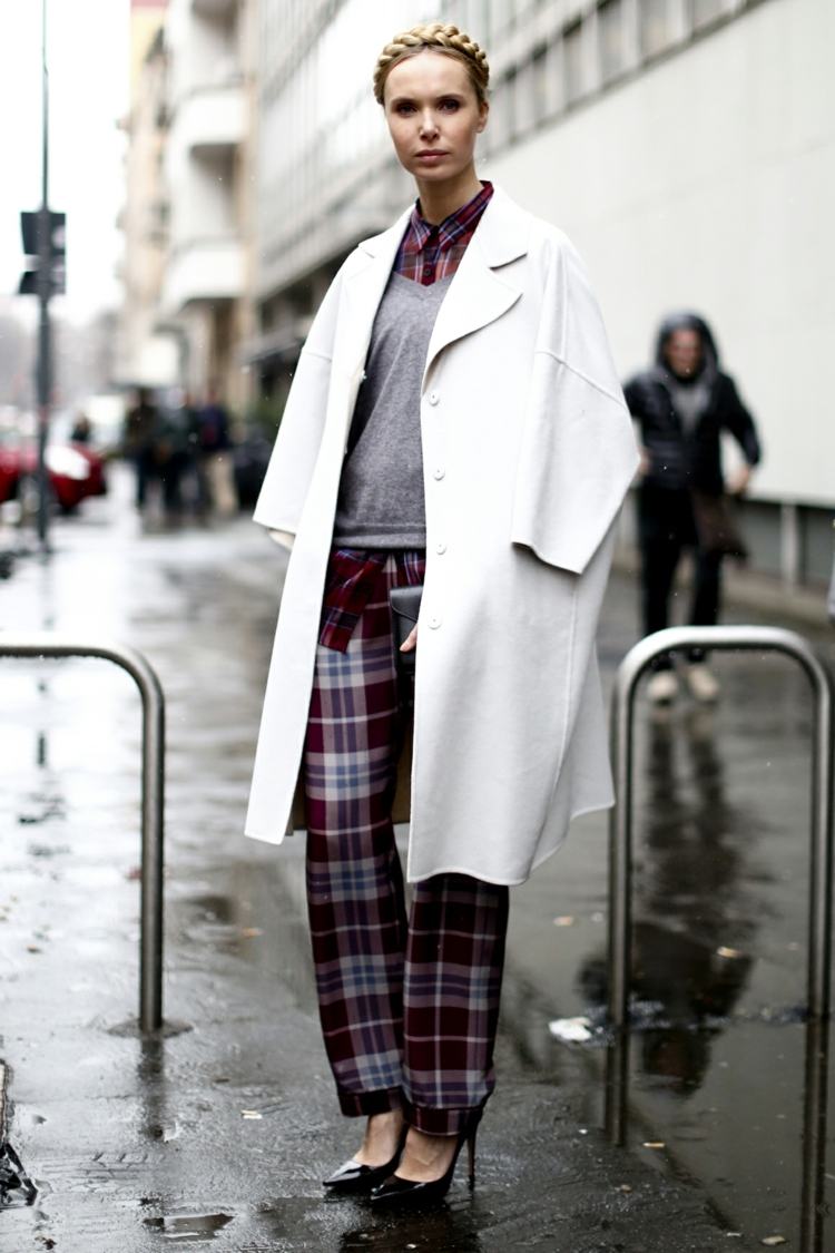 Oversize v bielom a károvanom outfite oversize kabát biele kárované nohavice topánky na podpätku veniec z copu