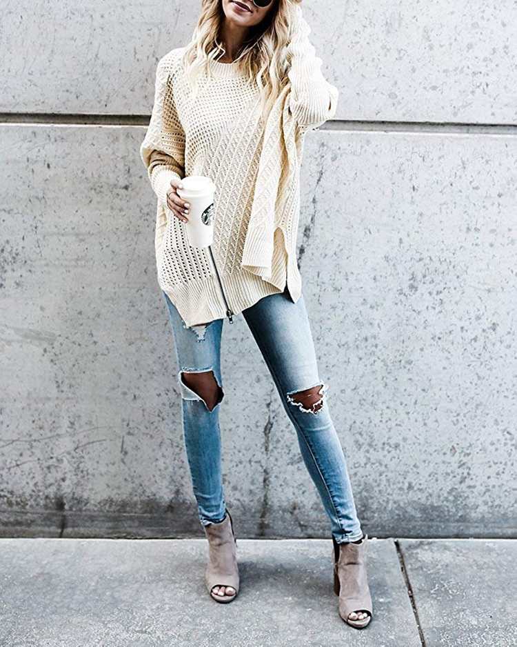 Nadrozmerný sveter zo slonovej kosti s úzkymi džínsami a členkovými topánkami až po špičku v taupe