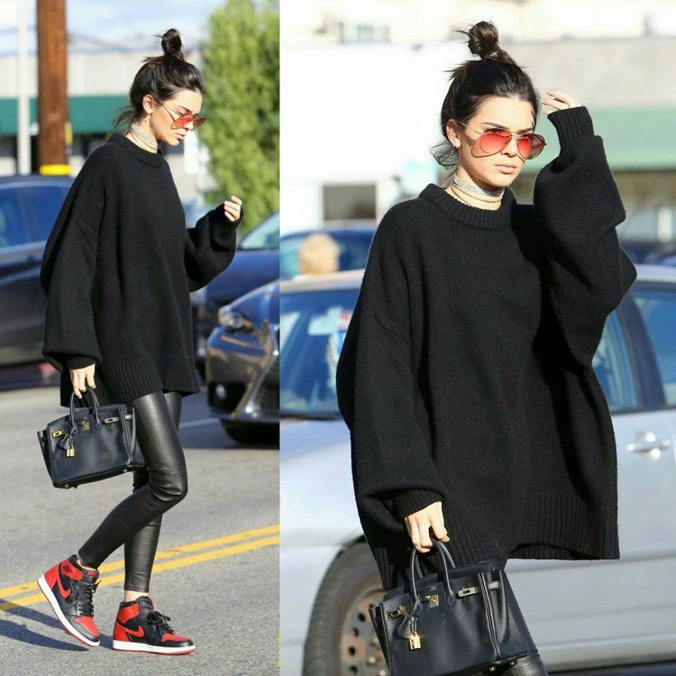 Čierny sveter XXL s koženými legínami a teniskami Nike s červenými akcentmi