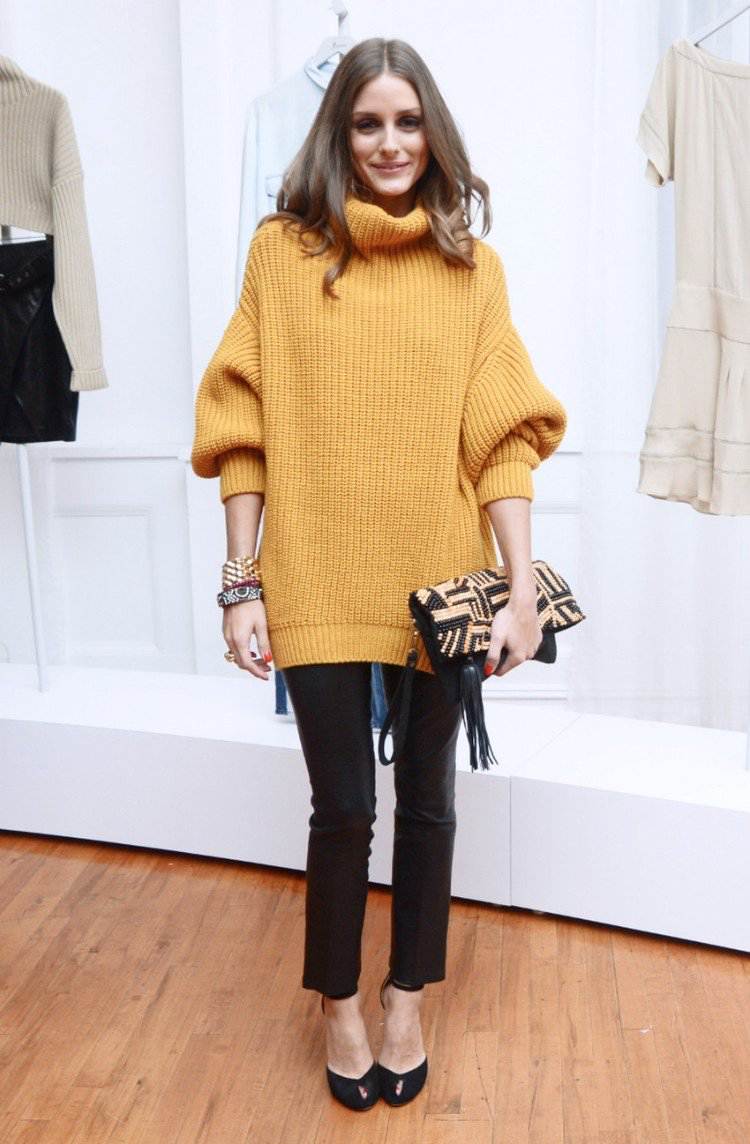 Nadrozmerný rolák v žltých okrových a čiernych nohaviciach objímajúcich postavu