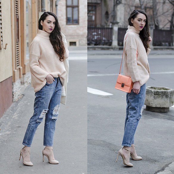 Skombinujte oversize sveter v béžovej farbe s boyfriend džínsami a vysokými podpätkami