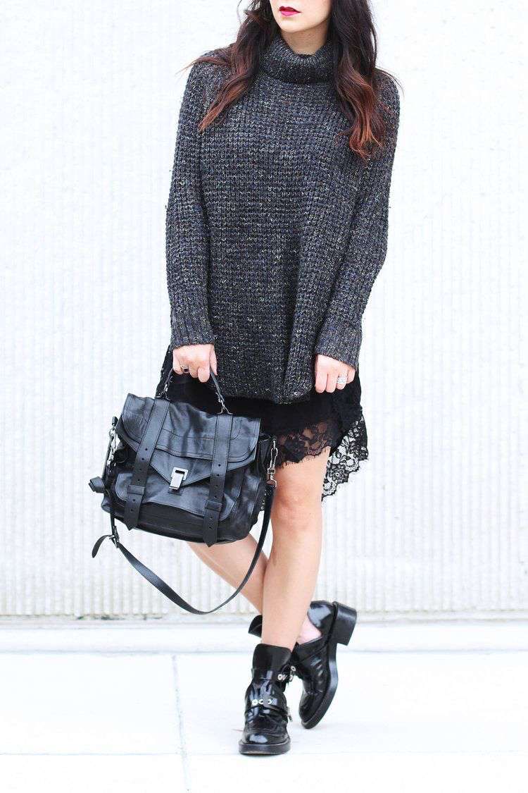 Nadrozmerný sveter tmavosivej farby ako šaty k obliekaniu s slip dress a čižmičkami