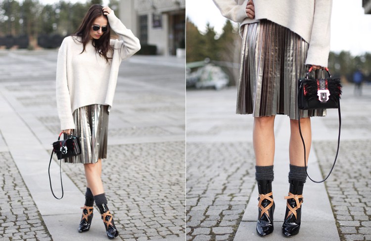 Nadmerný krémový sveter so skladanou sukňou striebornej farby a vysokými podpätkami