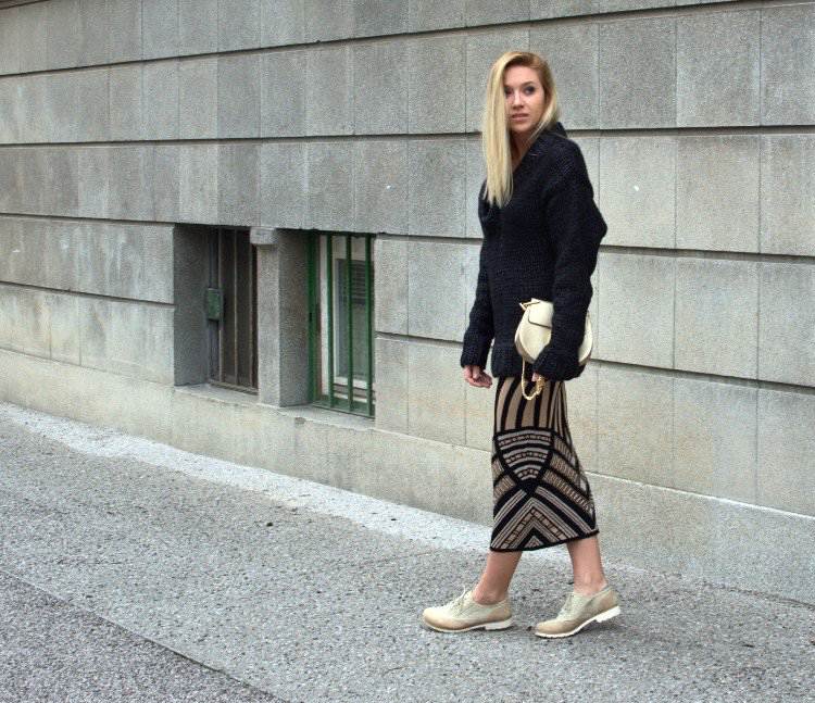 Nadrozmerný sveter v čiernej a pletenej sukni po kolená