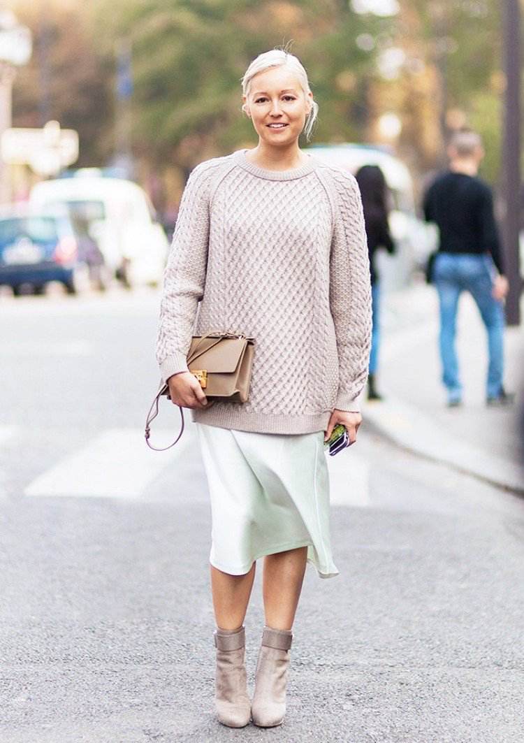 béžový sveter XXL s mentolovo zelenou sukňou a semišovými členkovými topánkami