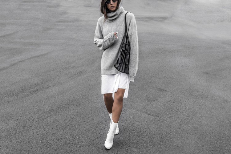 sivý nadrozmerný sveter s rolákovou sukňou a členkovými topánkami v bielej farbe