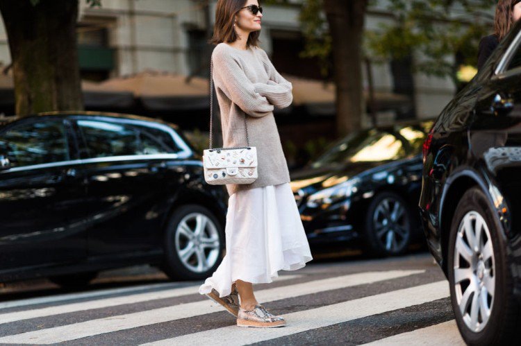 Maxi sukňa, biele oxfordské topánky, nadmerný sveter v béžovej farbe