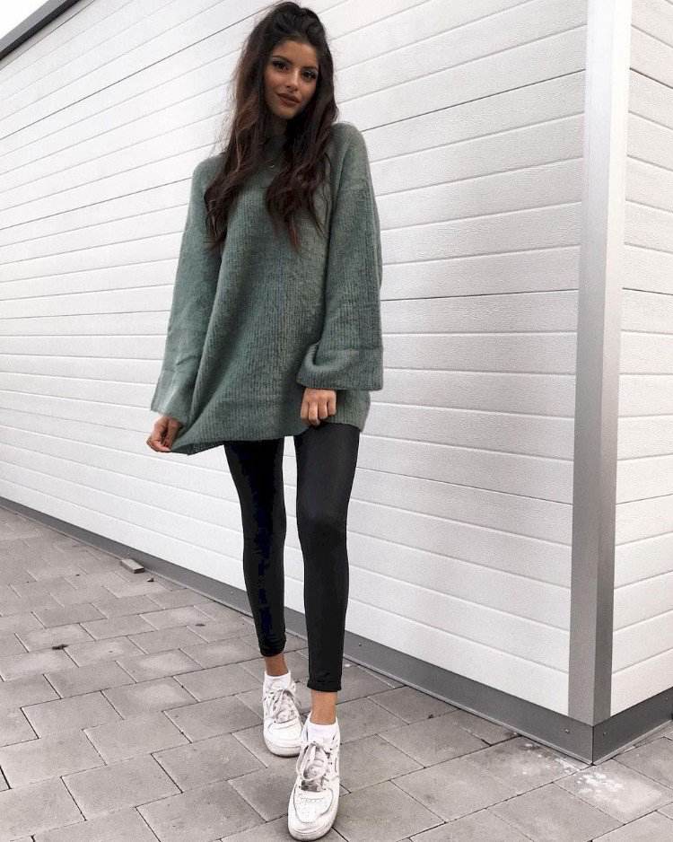 Nadrozmerný sveter v tlmených zelených a čiernych legínach