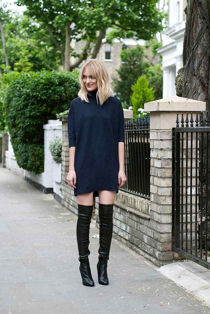 Nadrozmerný sveter s rolákovými šatami tmavomodrej farby s nadkolienkami