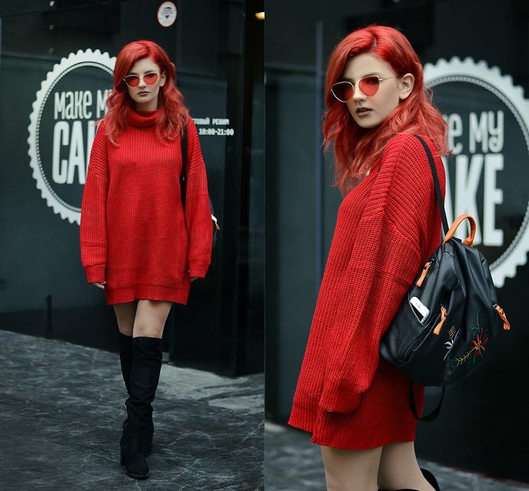 Nadrozmerné svetrové šaty v jasne červenej farbe s nadkolienkami a batohom