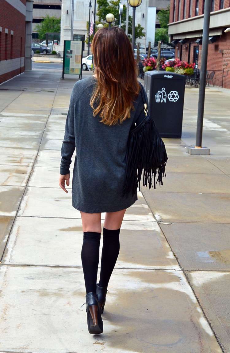 Nadrozmerný sveter ako šaty s nadkolienkami a členkovými topánkami