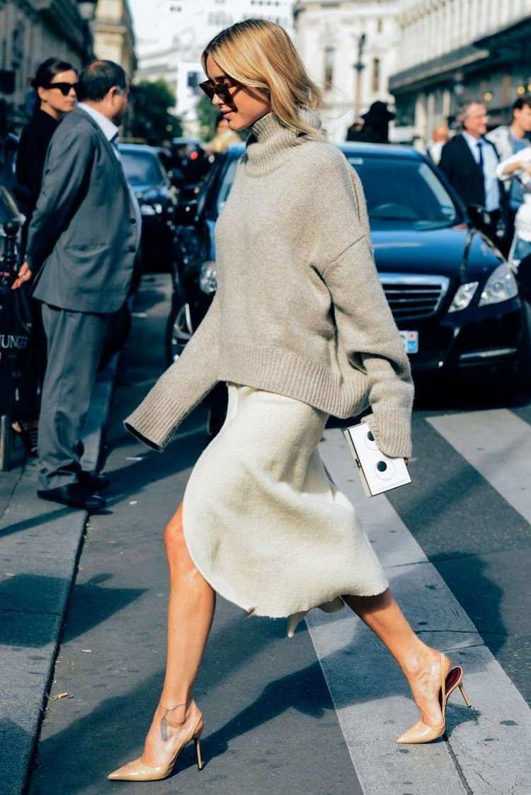 Nadrozmerné svetre kombinujú nadrozmerné outfity