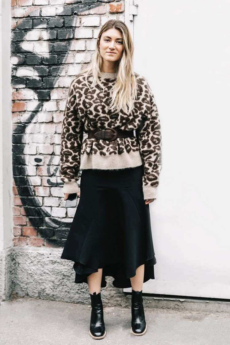 Nadrozmerné svetre s opaskom kombinujú trendový outfitový outfit