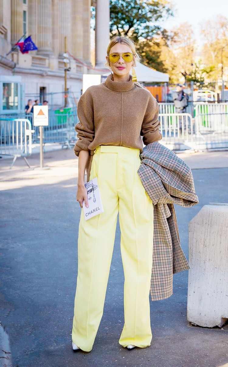 Plátenné nohavice zimné outfity kombinujú oversize svetre