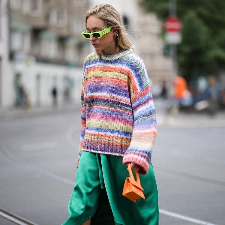 Svetre štýlovo kombinujú oblečenie na prezliekacie šaty na zimu