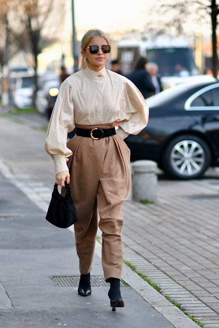 Vreckové nohavice kombinujú módne trendy nadrozmerný outfit na jar 2021