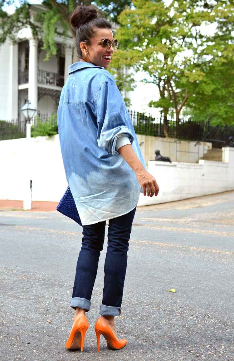 Džínsová košeľa kombinuje nápady príliš veľkých outfitov