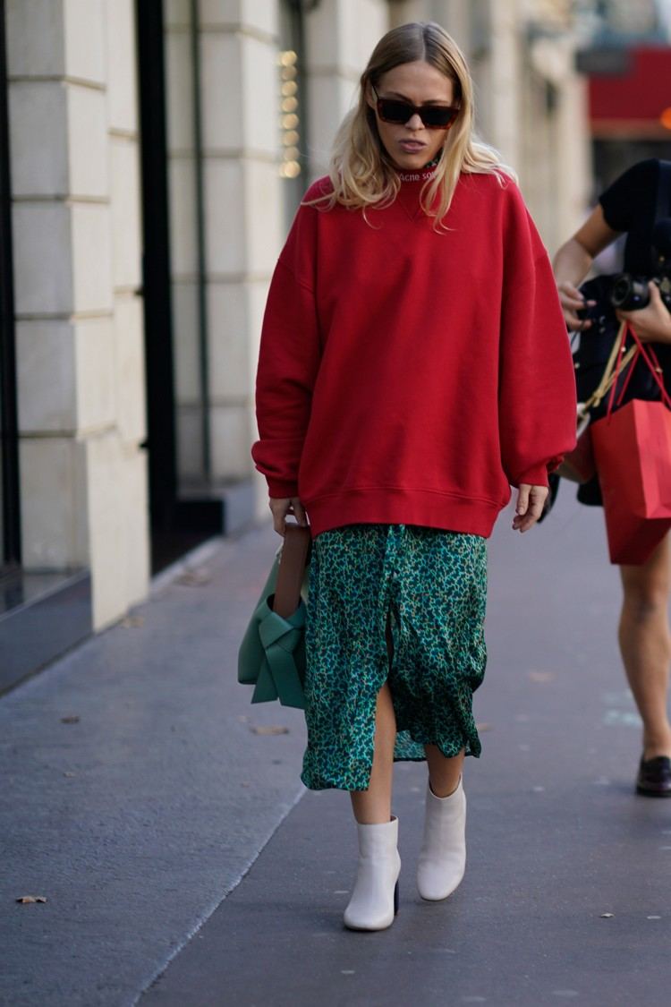 Šaty s mikinou kombinujú jarné outfity