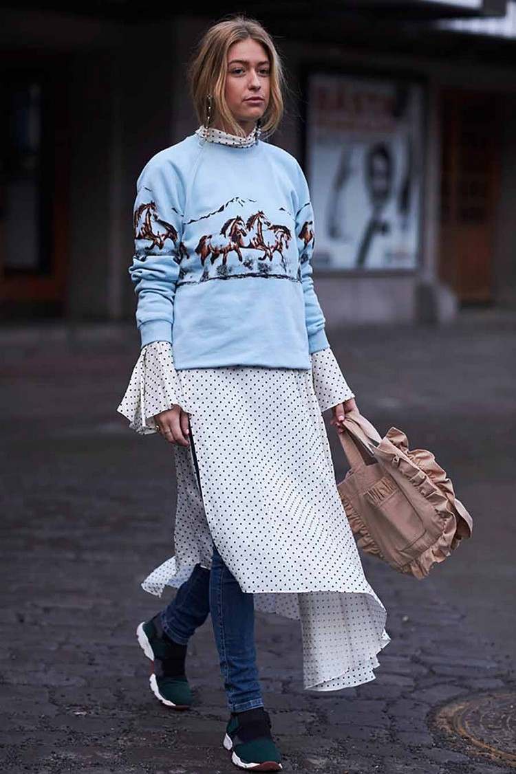 Maxi šaty cez džínsy v nadmernom oblečení