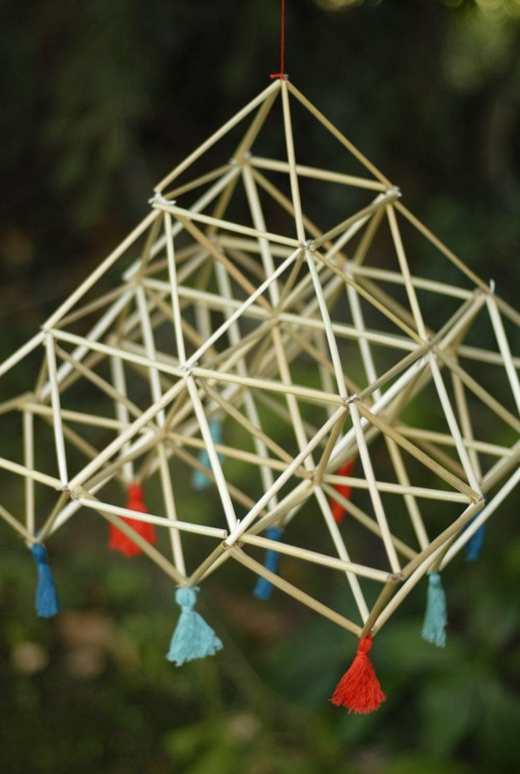 Vyrobte si moderné mobilé z prírodných slamiek a strapcov