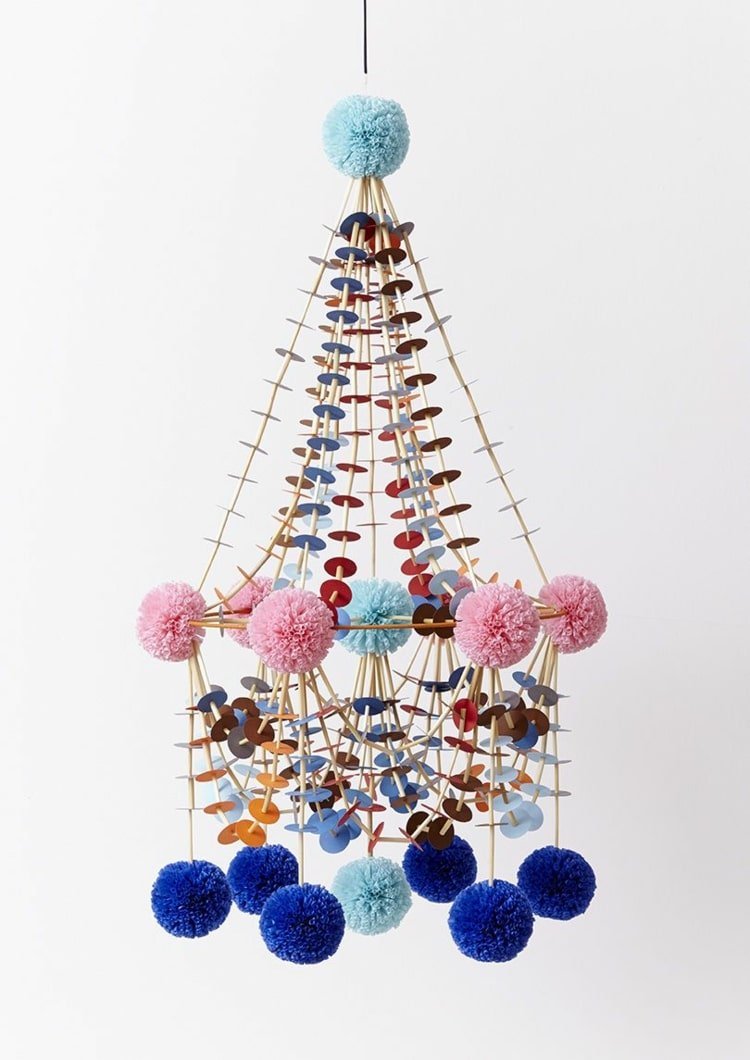 Šťastný nápad s visiacimi pomponmi a papierovými kruhmi