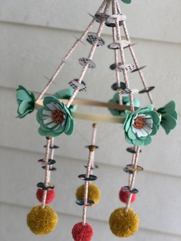 Remeselný nápad s kvetmi z plsti a vyrazenými kruhmi