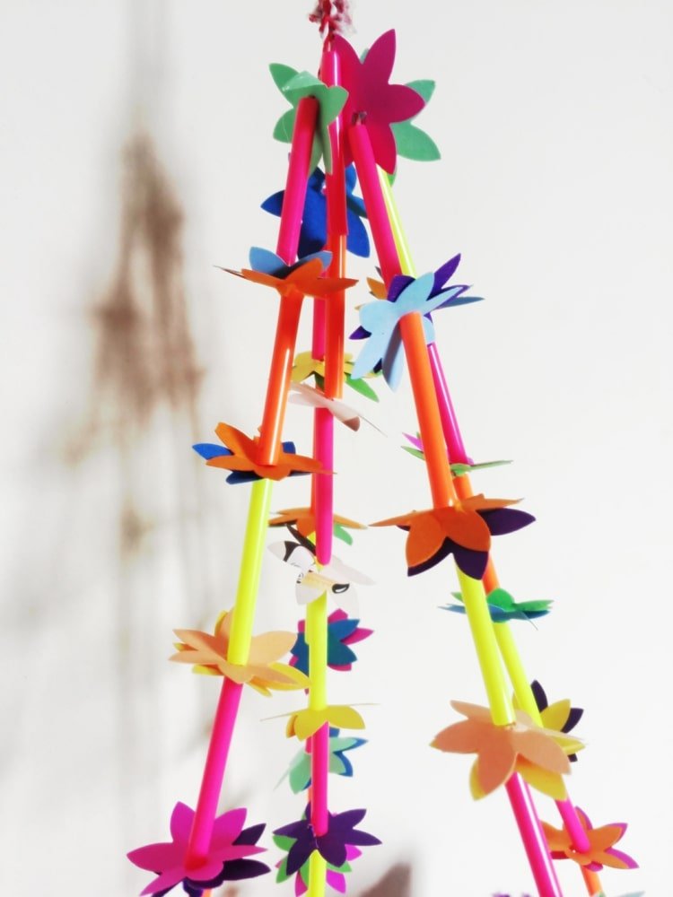Recyklujte farebné plastové slamky na ozdobu