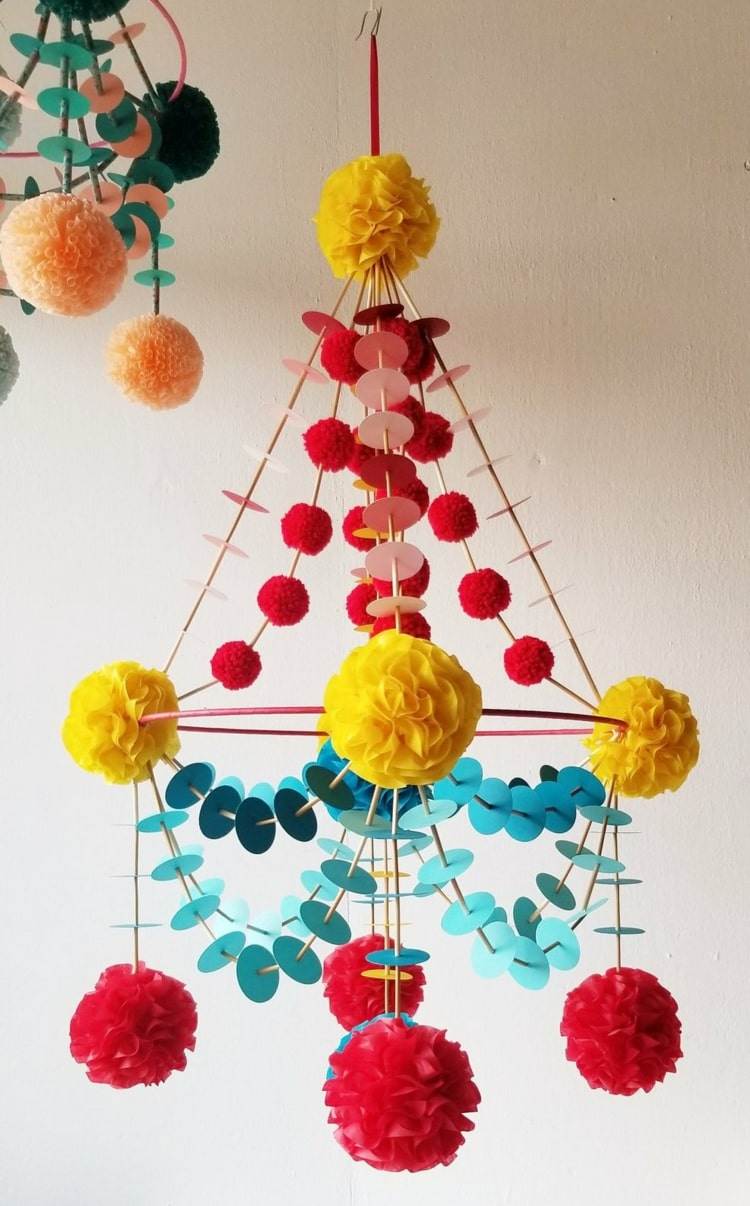 Drôtený prsteň ako základ a látkové pompony na návrh pajaki