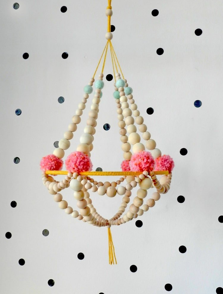 Tinker elegantné mobilné s drevenými korálkami a papierovými kvetmi v ružovej farbe