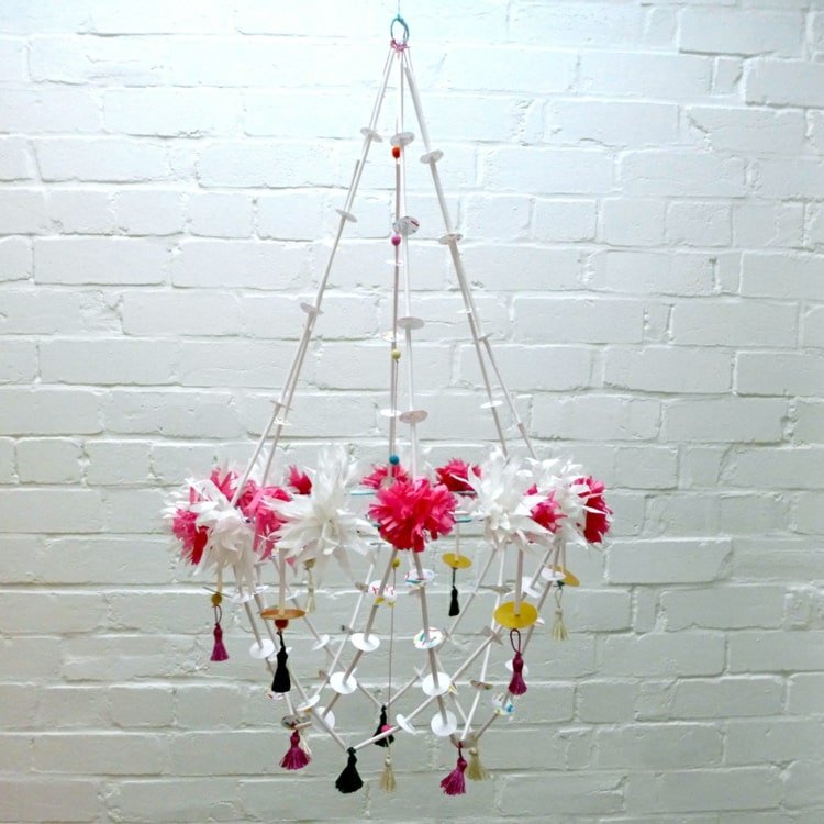 Elegantné pajaki v bielej farbe s kvetmi a strapcami