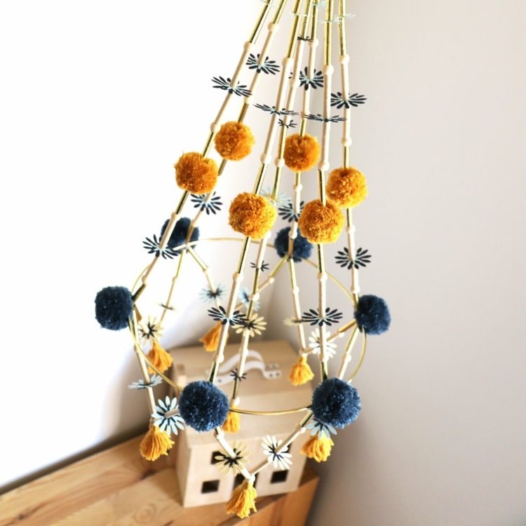 Jemné papierové kvety a pompony v horčicovožltej a benzínovej modrej