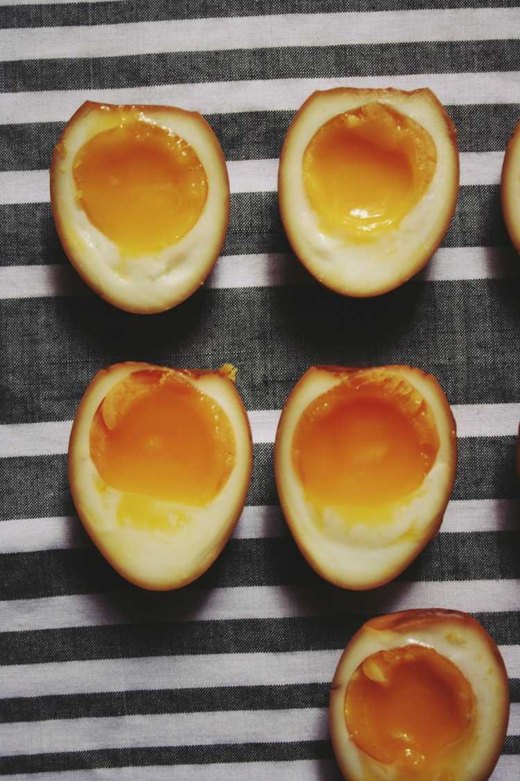 ramen vajcia marinujte sójovú omáčku cviklový šalát pak choi