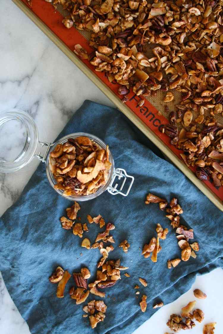 paleo granola raňajky orechy ovocie