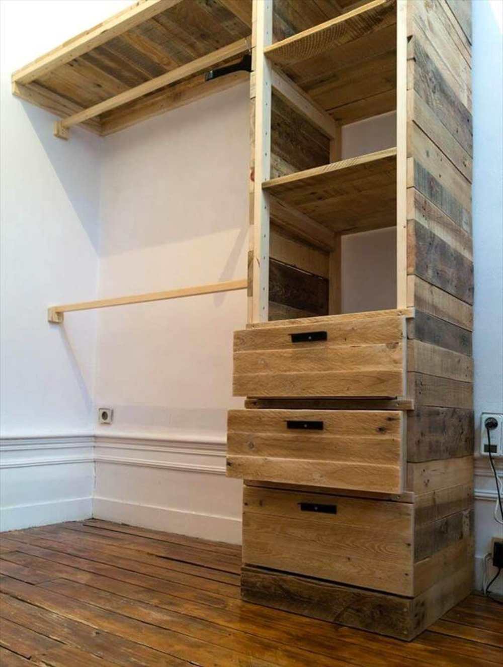 kompaktná skrinka postavená z paliet s tromi zásuvkami a držadlami vyrobenými zo železa