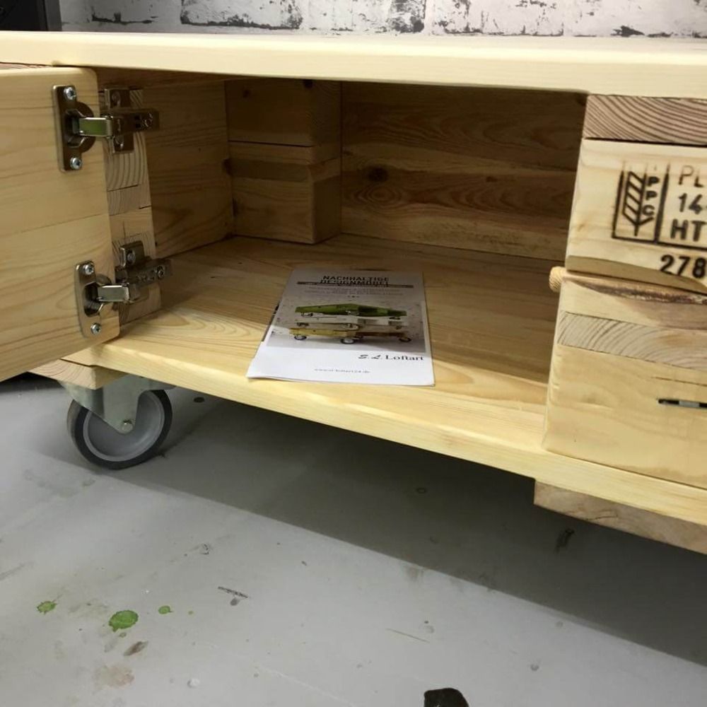 paletová TV skrinka s kolieskami a dvierkami s uzamykacím mechanizmom