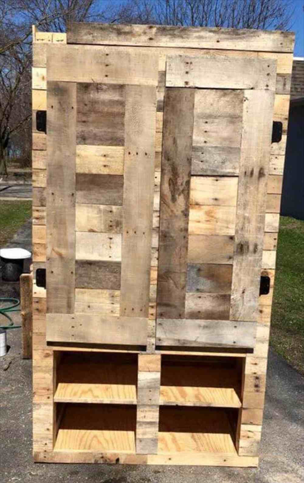 šatník vlastnej výroby vyrobený z europaliet s poličkou na topánky ako úložným priestorom vonku