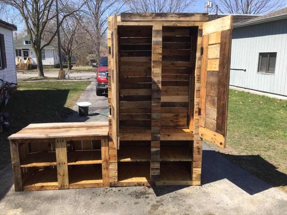 kutilská drevená skrinka ako drevený paletový nábytok s jednotkou na dodatočné uloženie obuvi