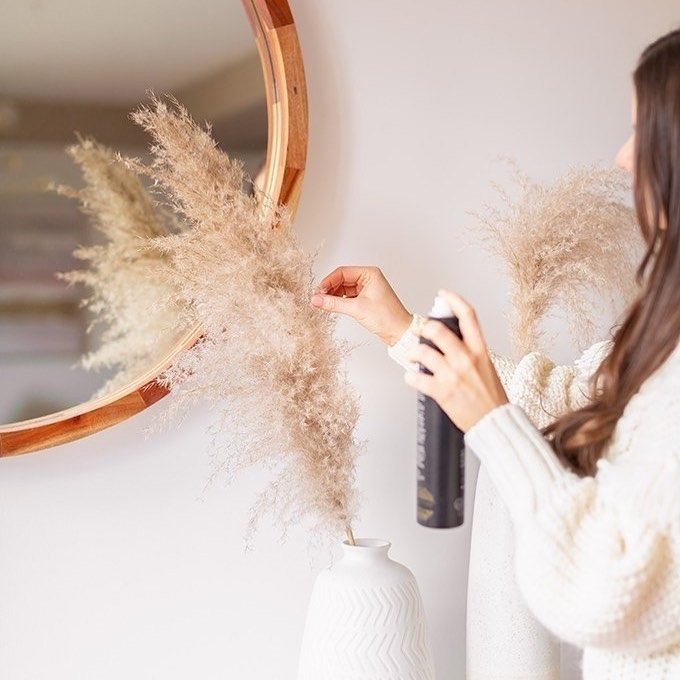 starostlivosť o trávu pampas - ozdobu zafixujte lakom na vlasy, aby sa nečuchalo