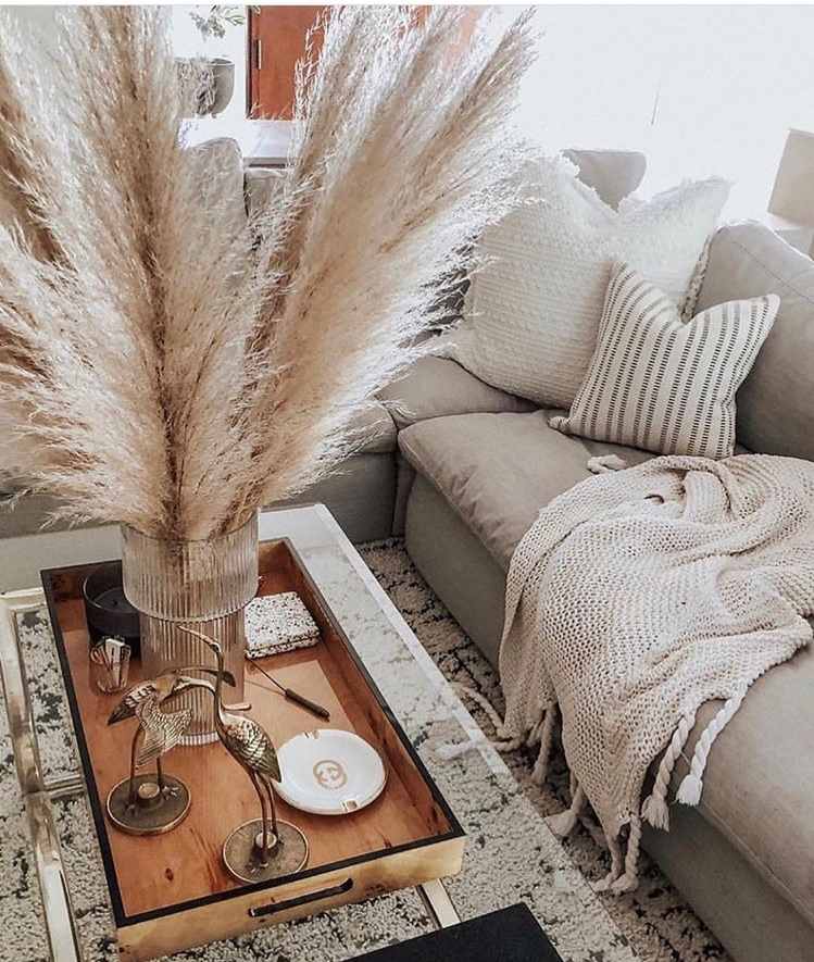 pampová tráva ako ozdoba na tablete na konferenčnom stolíku