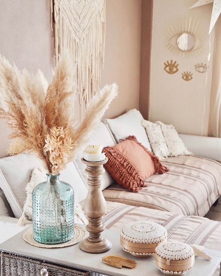 dekorácia trávy pampy v modrej sklenenej váze