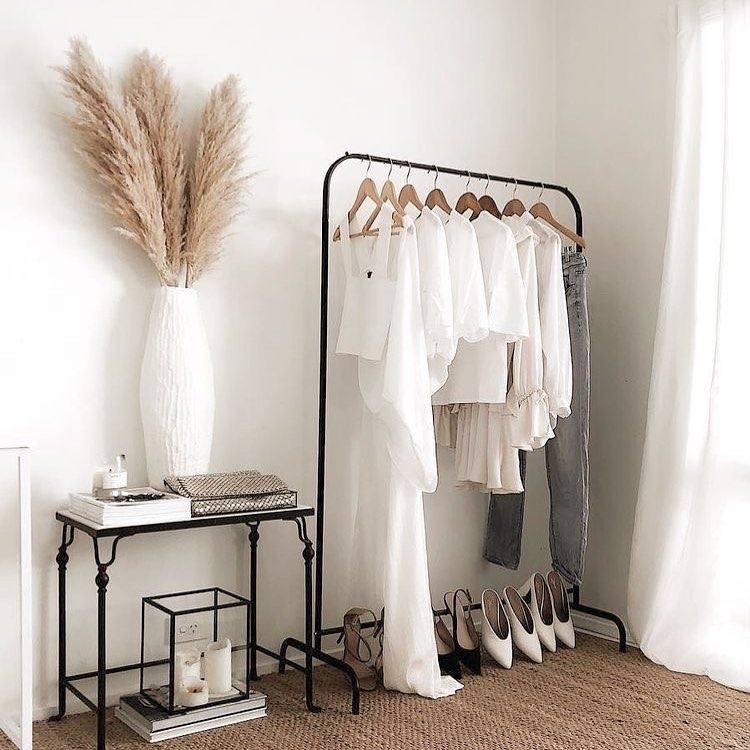 správne ozdobte trávou pampas - čierne kovové prvky sú dobrými kombinačnými partnermi