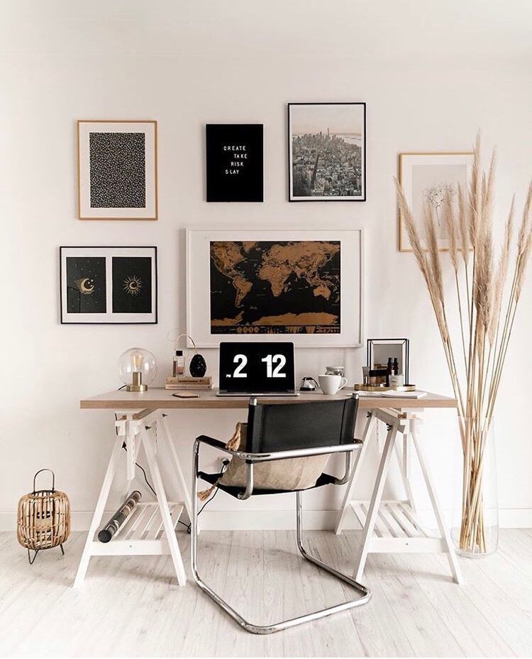 moderná domáca kancelária s pampovou trávou ako ozdobou vedľa pracovného stola