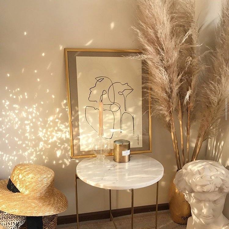 dekorácia trávy pampy dlhá pre podlahovú vázu kombinovaná s mosadznými prvkami