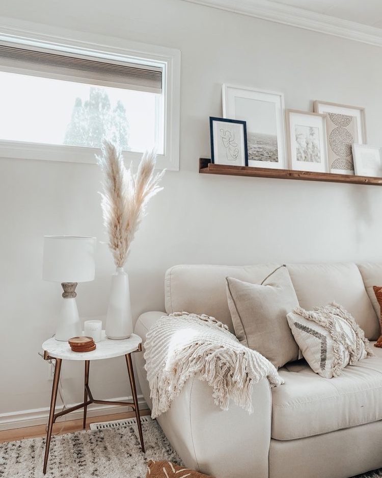 pampová tráva na vázu na bočnom stolíku v béžovej obývačke