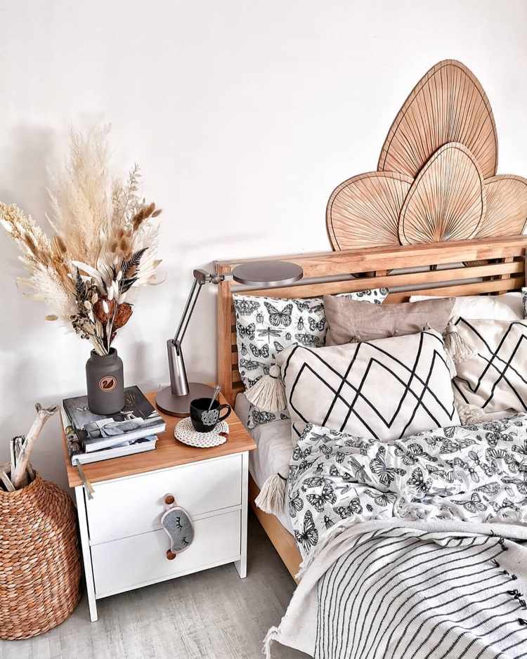 Pampasova tráva a ostatné sušené kvety v sivej váze na nočnom stolíku