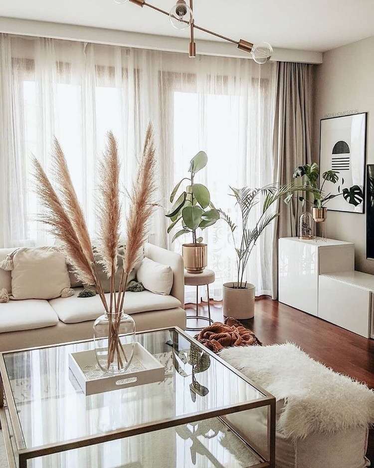 pampová tráva doma ako zvýraznenie skleneného konferenčného stolíka