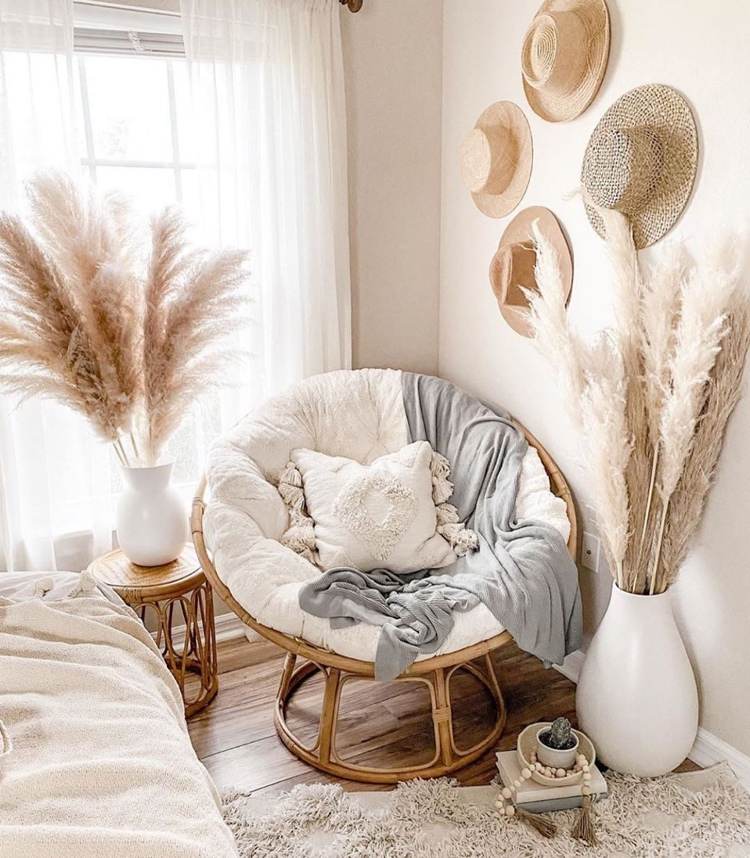 pampová tráva v bielych vázach so slamenými klobúkmi kombinovaná ako dekorácia na stenu